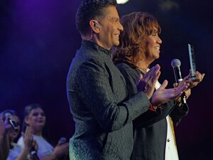 Ismael Cala otorga premio "Faro Panam&aacute;" a Olga Sinclair - Gran Final TalenPro 2025